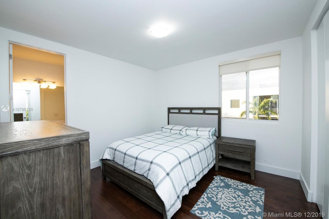 Vendido Recientemente: $850,000 (5 camas, 5 baños, 3690 Pies cuadrados)