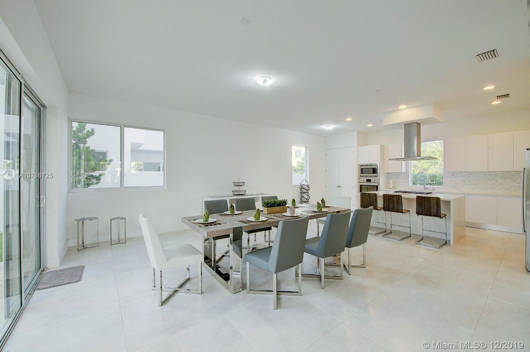 Vendido Recientemente: $850,000 (5 camas, 5 baños, 3690 Pies cuadrados)
