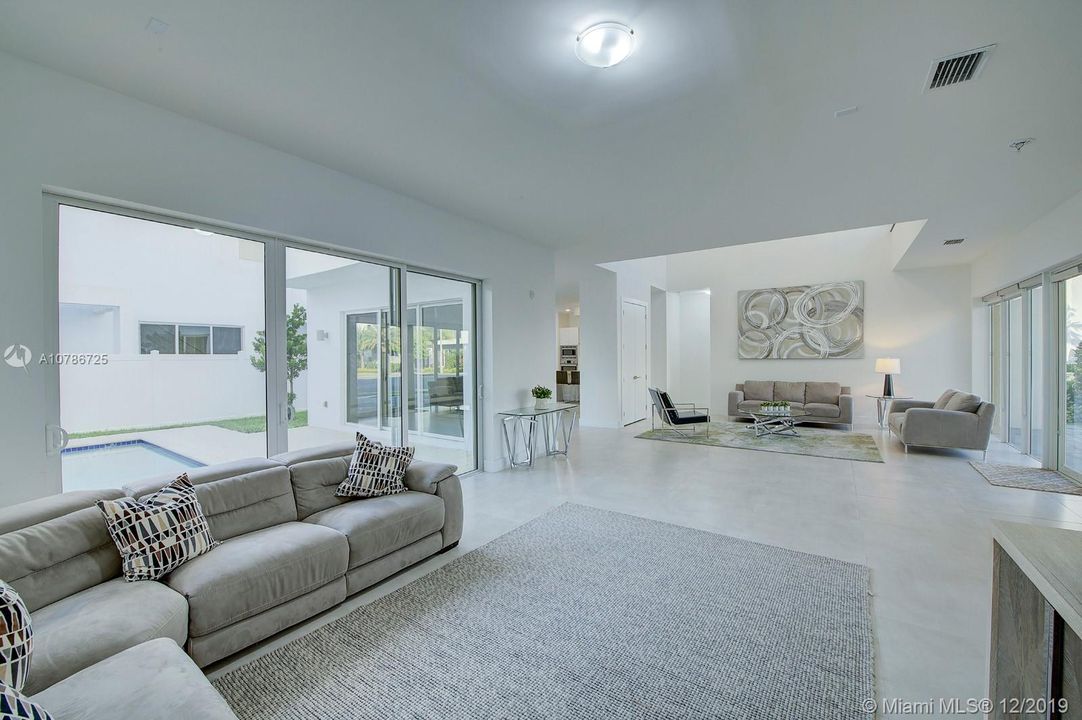 Vendido Recientemente: $850,000 (5 camas, 5 baños, 3690 Pies cuadrados)