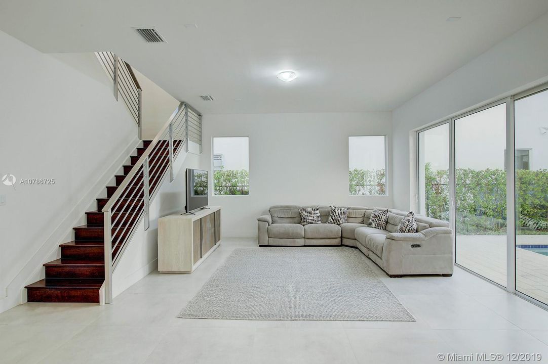 Vendido Recientemente: $850,000 (5 camas, 5 baños, 3690 Pies cuadrados)