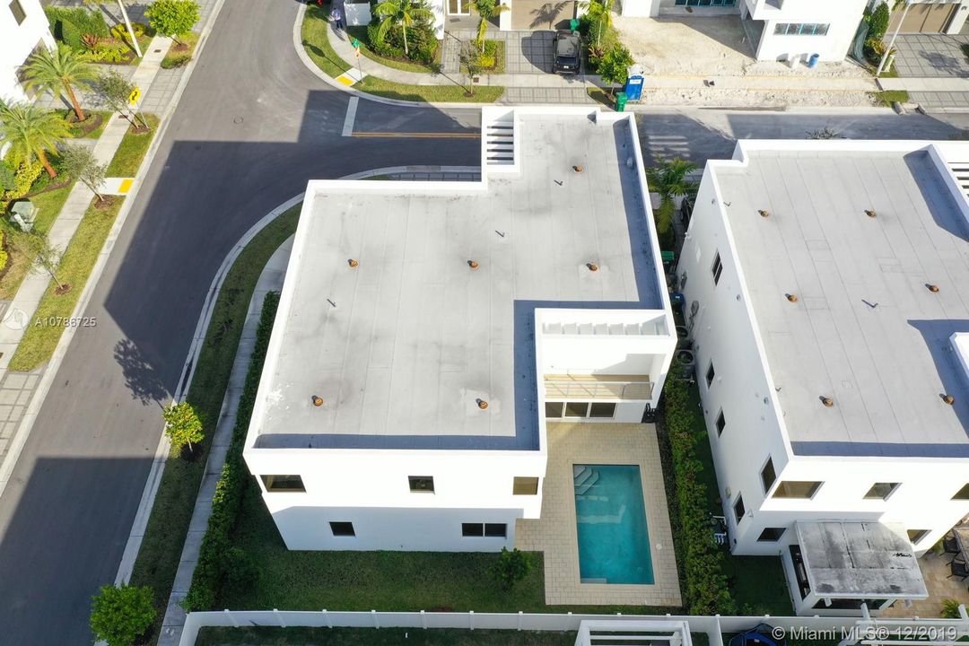 Vendido Recientemente: $850,000 (5 camas, 5 baños, 3690 Pies cuadrados)