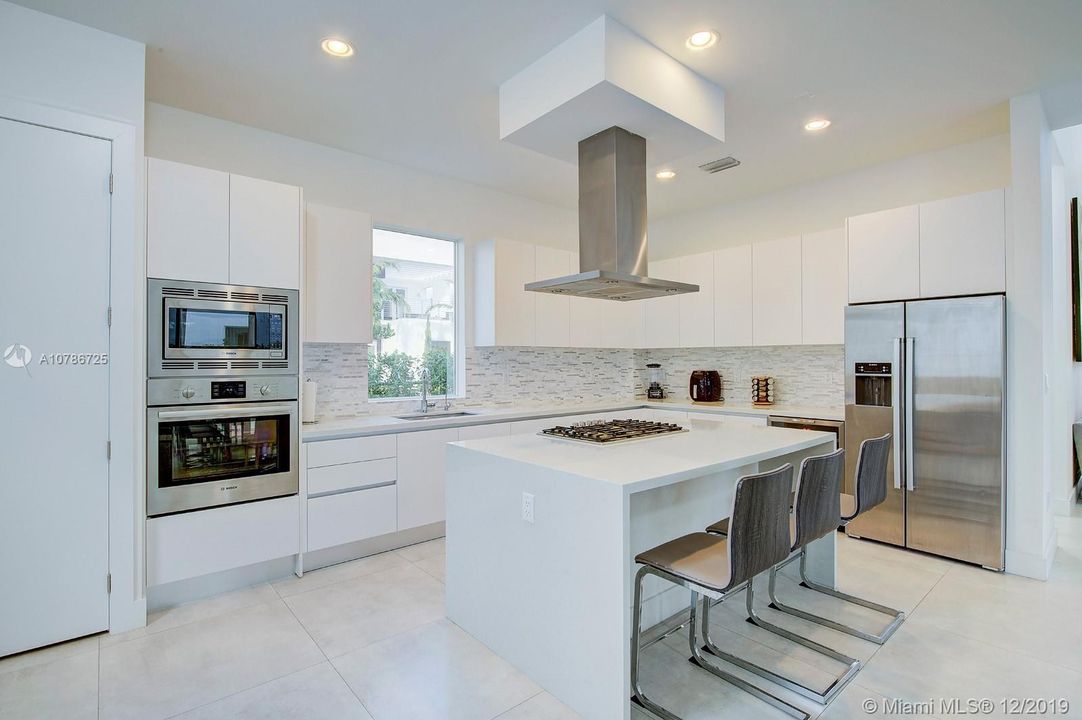 Vendido Recientemente: $850,000 (5 camas, 5 baños, 3690 Pies cuadrados)