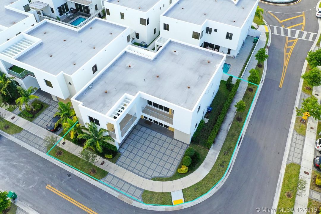 Vendido Recientemente: $850,000 (5 camas, 5 baños, 3690 Pies cuadrados)