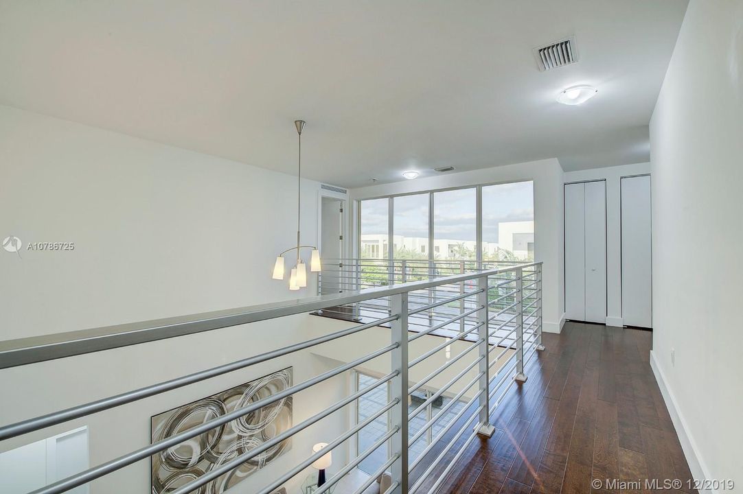 Vendido Recientemente: $850,000 (5 camas, 5 baños, 3690 Pies cuadrados)