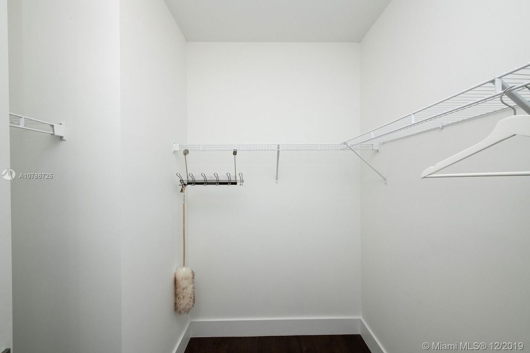 Vendido Recientemente: $850,000 (5 camas, 5 baños, 3690 Pies cuadrados)