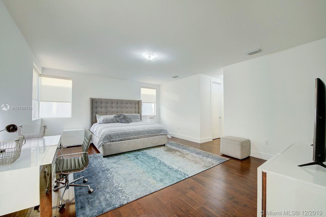 Vendido Recientemente: $850,000 (5 camas, 5 baños, 3690 Pies cuadrados)