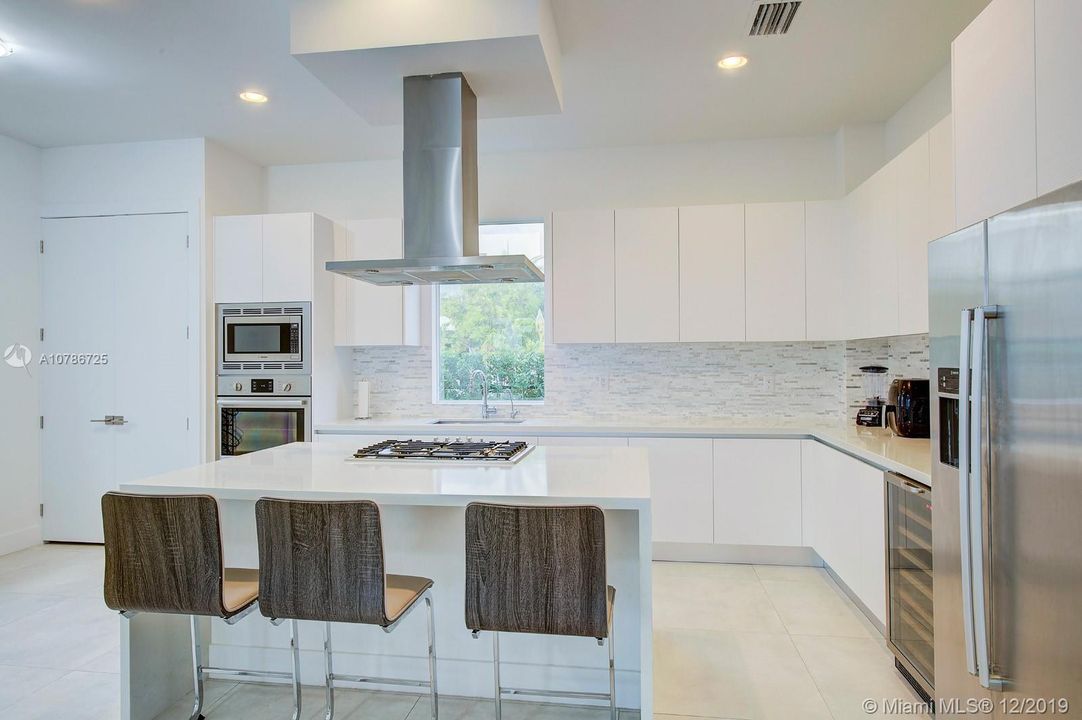 Vendido Recientemente: $850,000 (5 camas, 5 baños, 3690 Pies cuadrados)