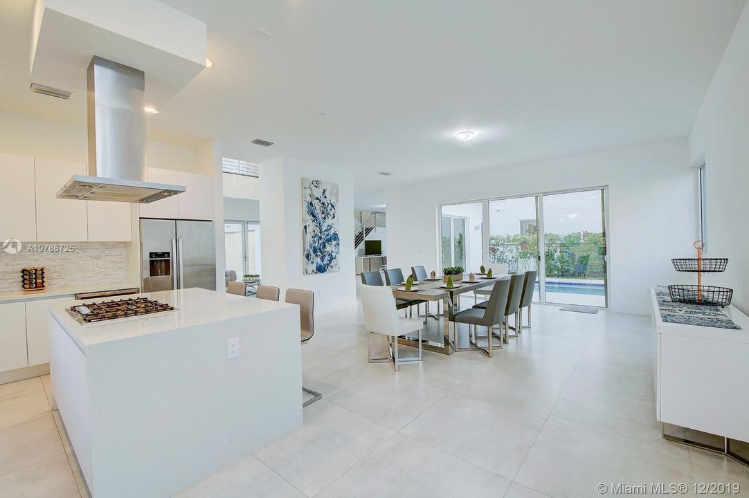 Vendido Recientemente: $850,000 (5 camas, 5 baños, 3690 Pies cuadrados)
