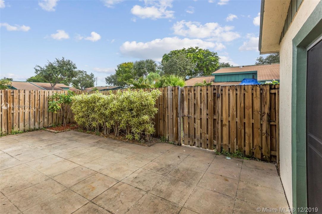 Recently Sold: $159,900 (2 beds, 2 baths, 1098 Square Feet)