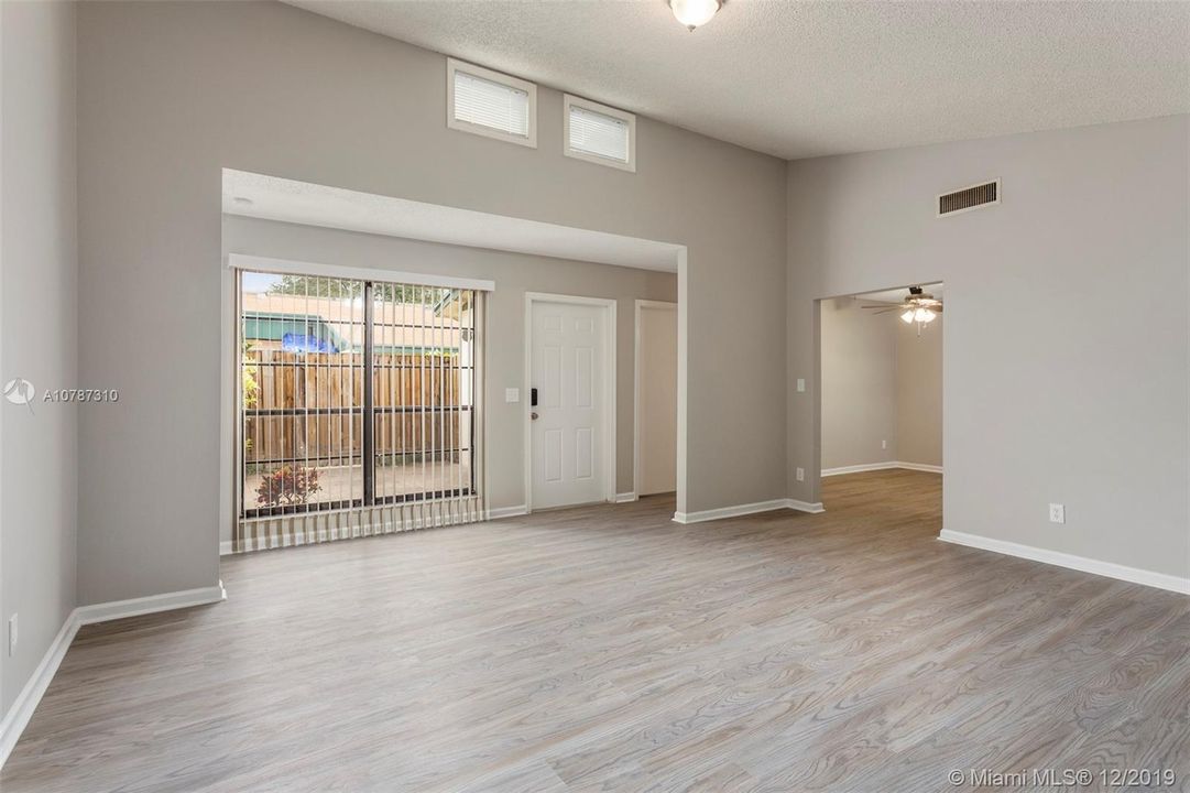 Recently Sold: $159,900 (2 beds, 2 baths, 1098 Square Feet)