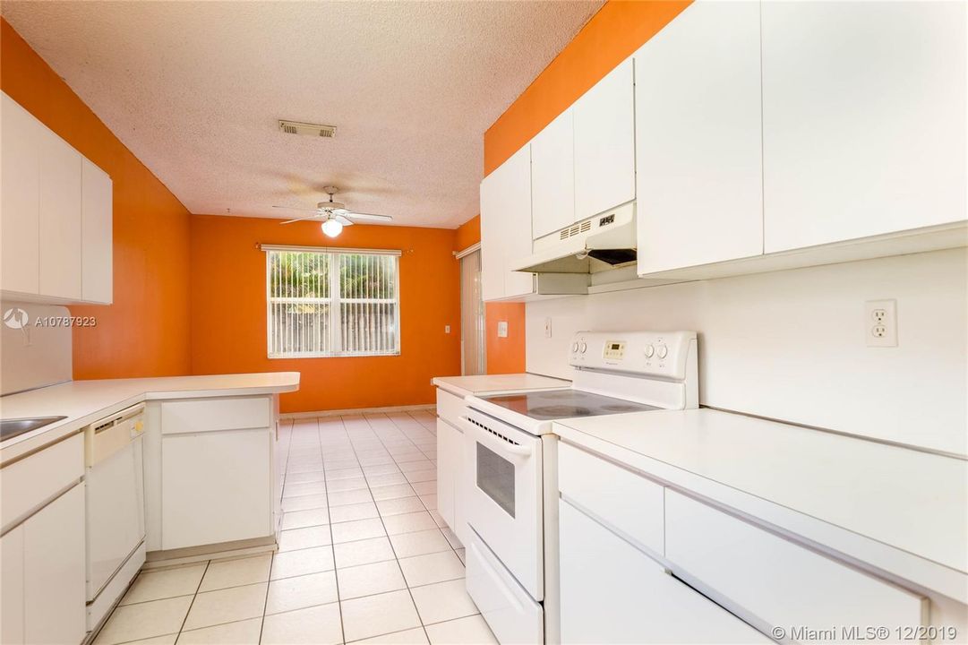 Недавно продано: $359,000 (4 спален, 2 ванн, 1825 Квадратных фут)