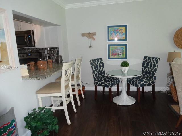 BREAKFAST BAR/DINING AREA