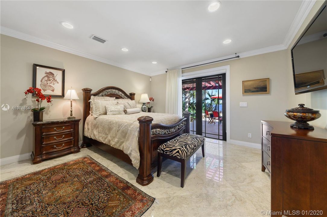 Recently Sold: $2,375,000 (3 beds, 2 baths, 2880 Square Feet)