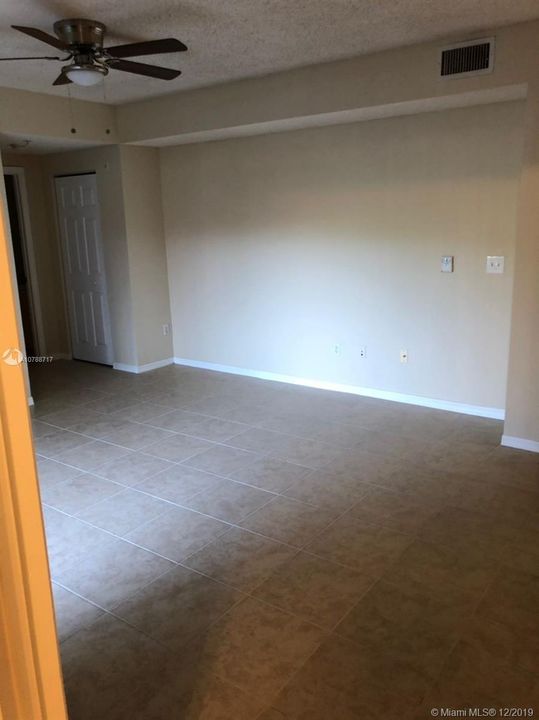 Recently Rented: $1,350 (2 beds, 2 baths, 979 Square Feet)