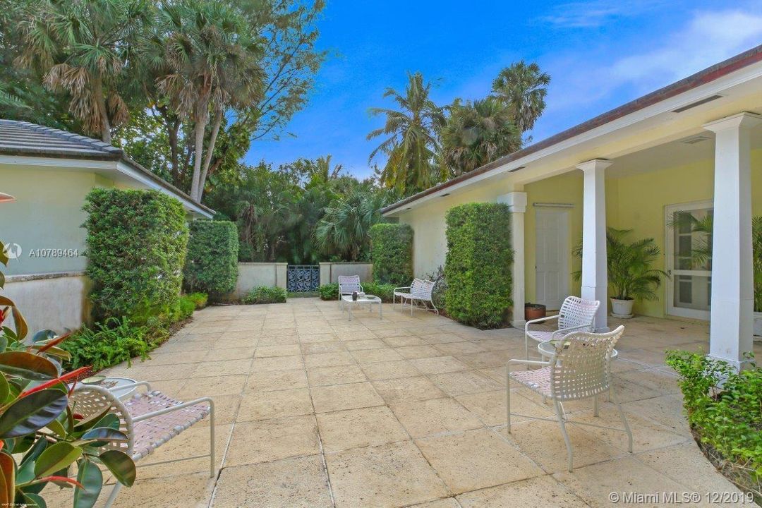 Recently Sold: $6,250,000 (3 beds, 4 baths, 2242 Square Feet)