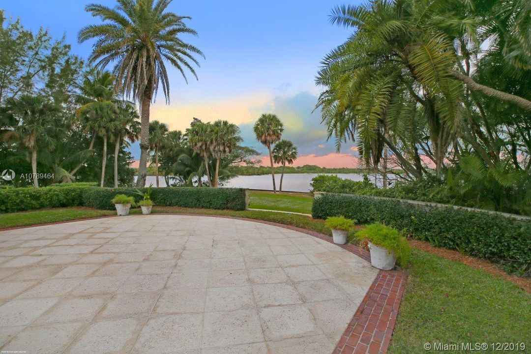 Recently Sold: $6,250,000 (3 beds, 4 baths, 2242 Square Feet)