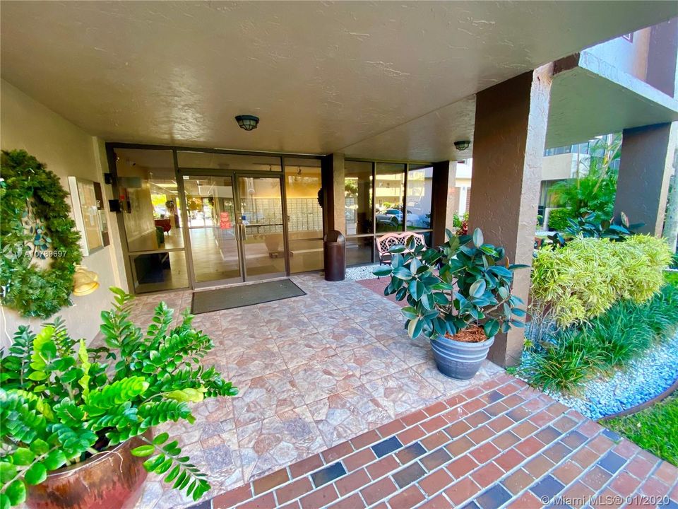ROYAL PALM LOBBY ENTRANCE