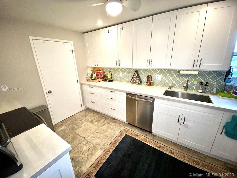 FULLY RENOVATED KITCHEN W/ QUARTZ COUNTERTOPS