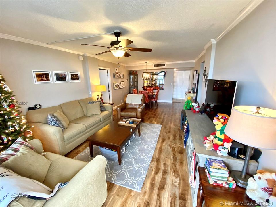 SPACIOUS FAMILY/LIVING AREA