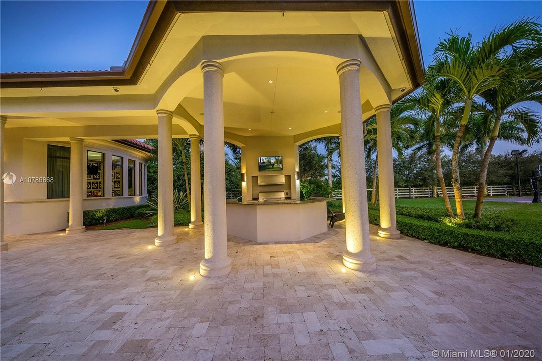 Recently Sold: $4,650,000 (6 beds, 7 baths, 14318 Square Feet)