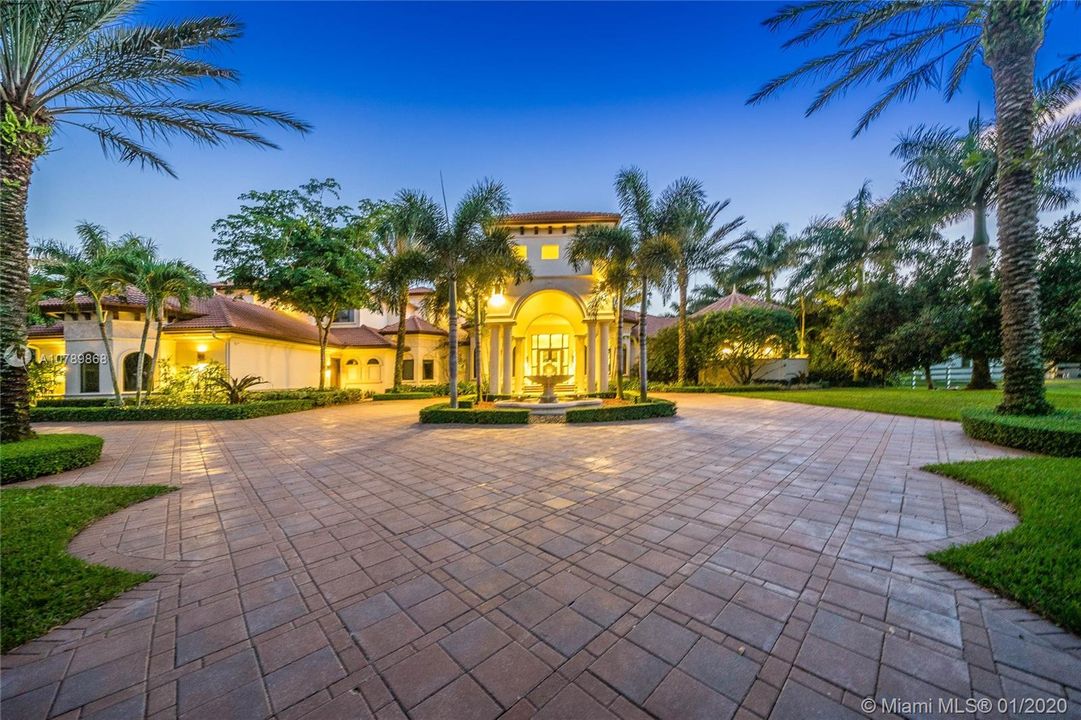 Recently Sold: $4,650,000 (6 beds, 7 baths, 14318 Square Feet)