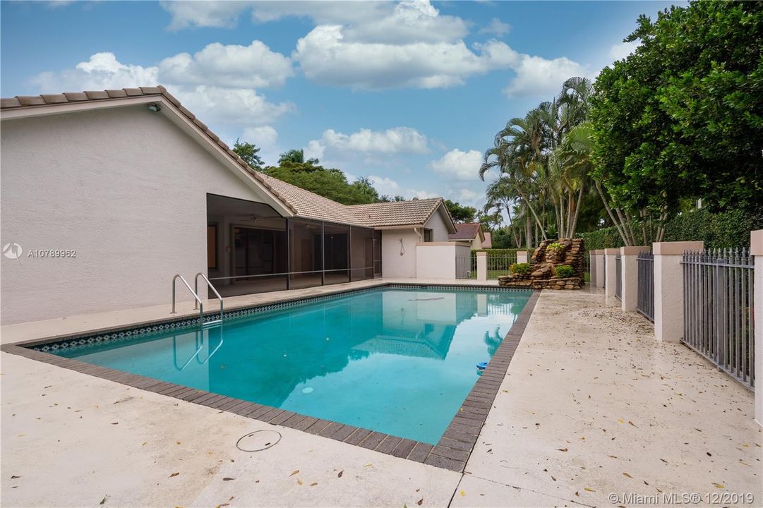 Vendido Recientemente: $689,900 (4 camas, 4 baños, 2989 Pies cuadrados)