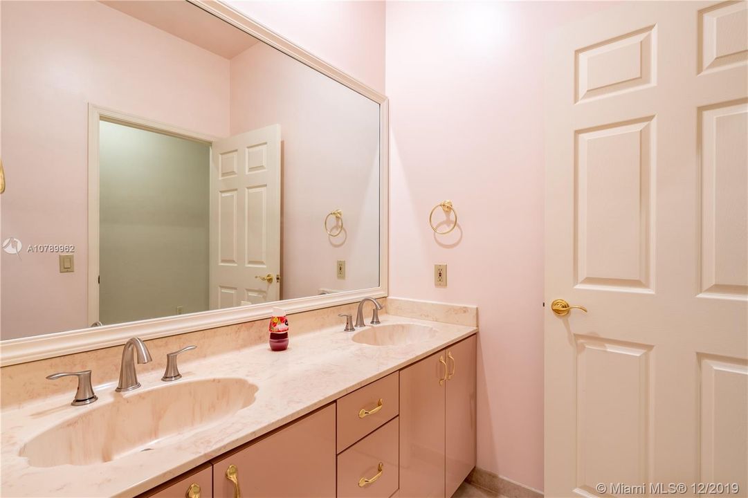 Vendido Recientemente: $689,900 (4 camas, 4 baños, 2989 Pies cuadrados)