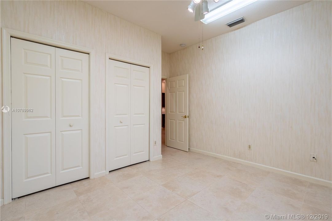 Vendido Recientemente: $689,900 (4 camas, 4 baños, 2989 Pies cuadrados)
