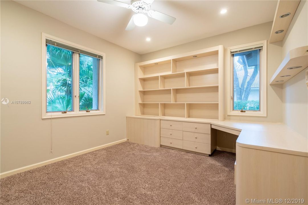 Vendido Recientemente: $689,900 (4 camas, 4 baños, 2989 Pies cuadrados)