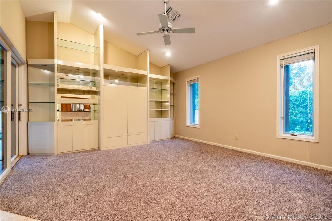 Vendido Recientemente: $689,900 (4 camas, 4 baños, 2989 Pies cuadrados)