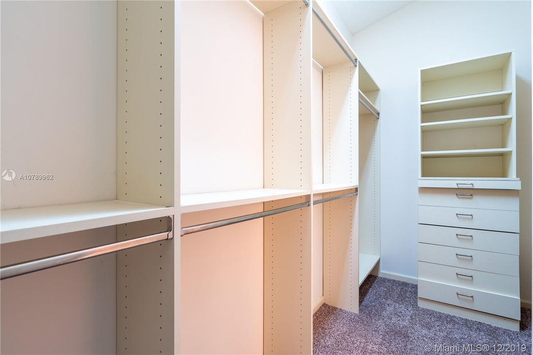 Vendido Recientemente: $689,900 (4 camas, 4 baños, 2989 Pies cuadrados)