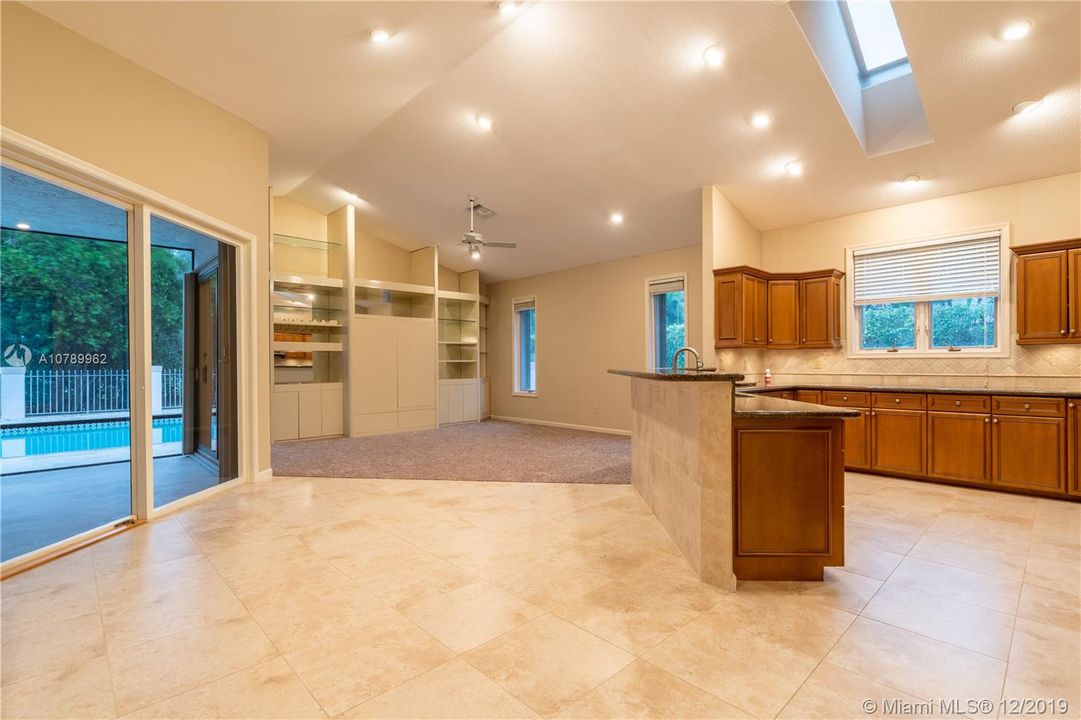 Vendido Recientemente: $689,900 (4 camas, 4 baños, 2989 Pies cuadrados)