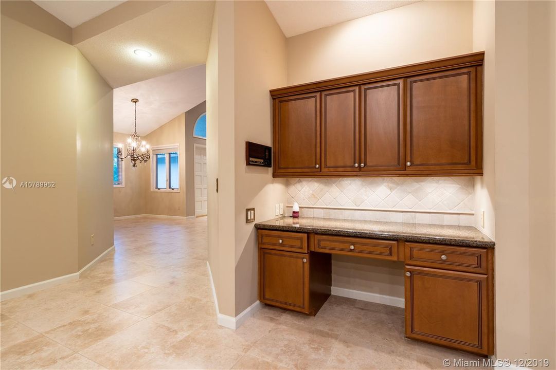 Vendido Recientemente: $689,900 (4 camas, 4 baños, 2989 Pies cuadrados)