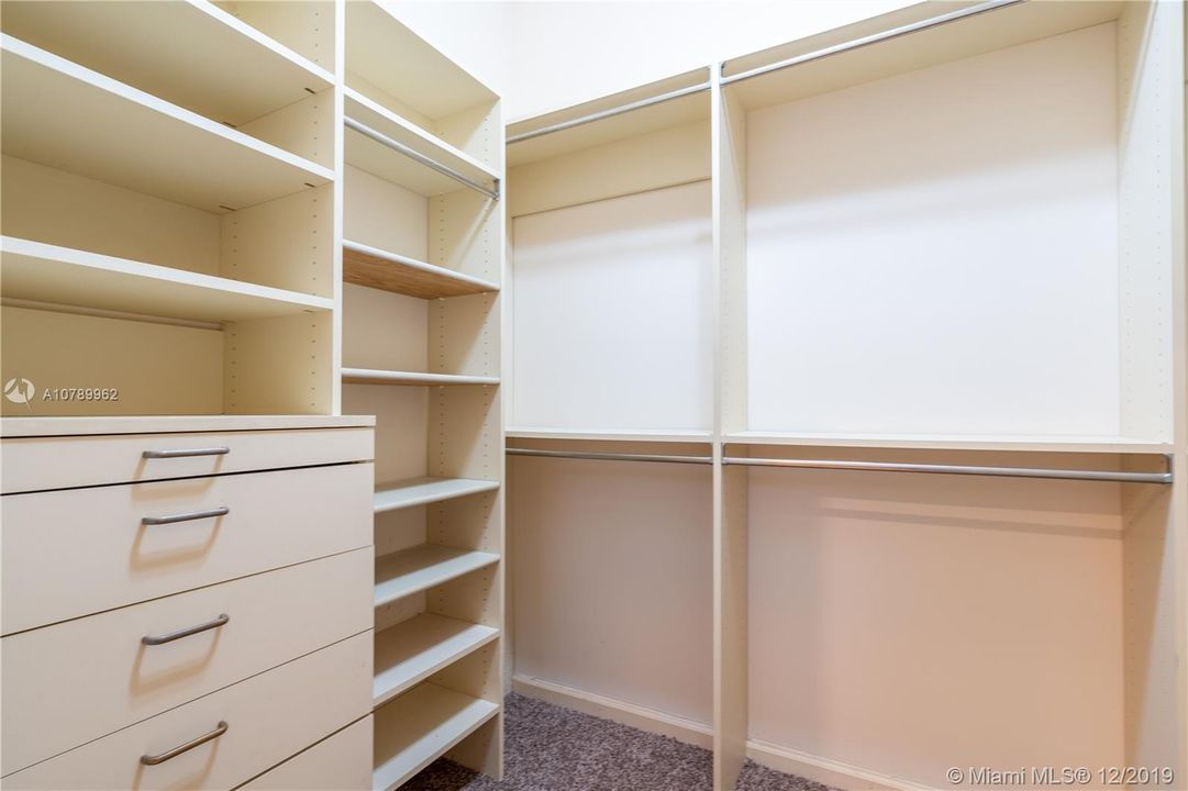 Vendido Recientemente: $689,900 (4 camas, 4 baños, 2989 Pies cuadrados)