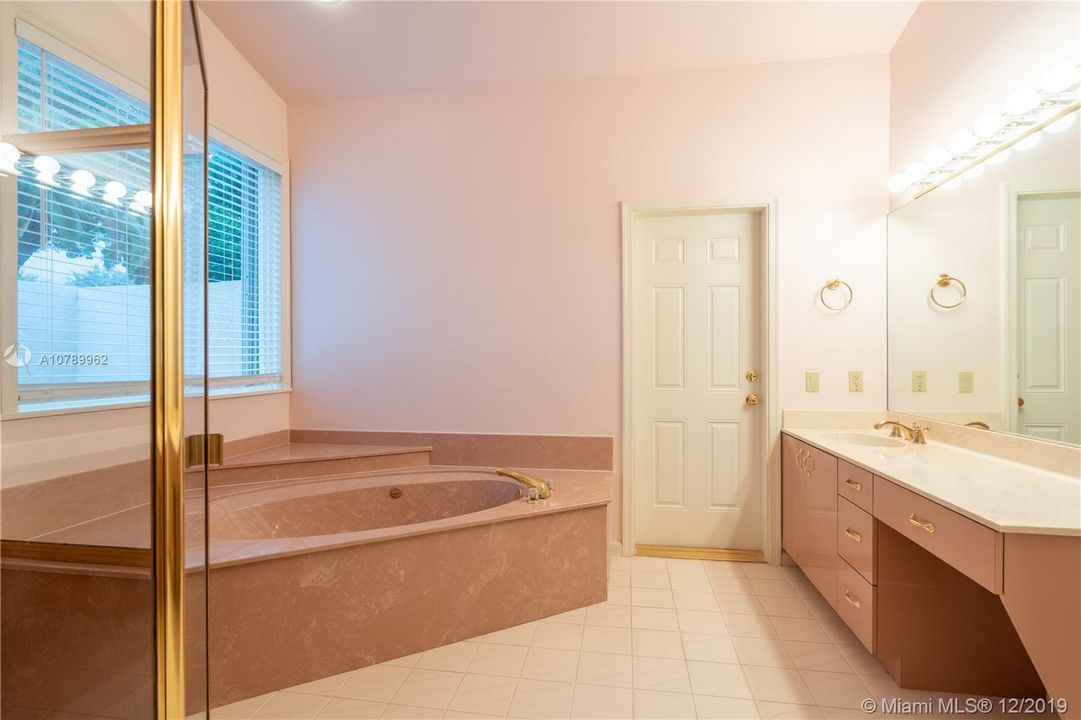 Vendido Recientemente: $689,900 (4 camas, 4 baños, 2989 Pies cuadrados)