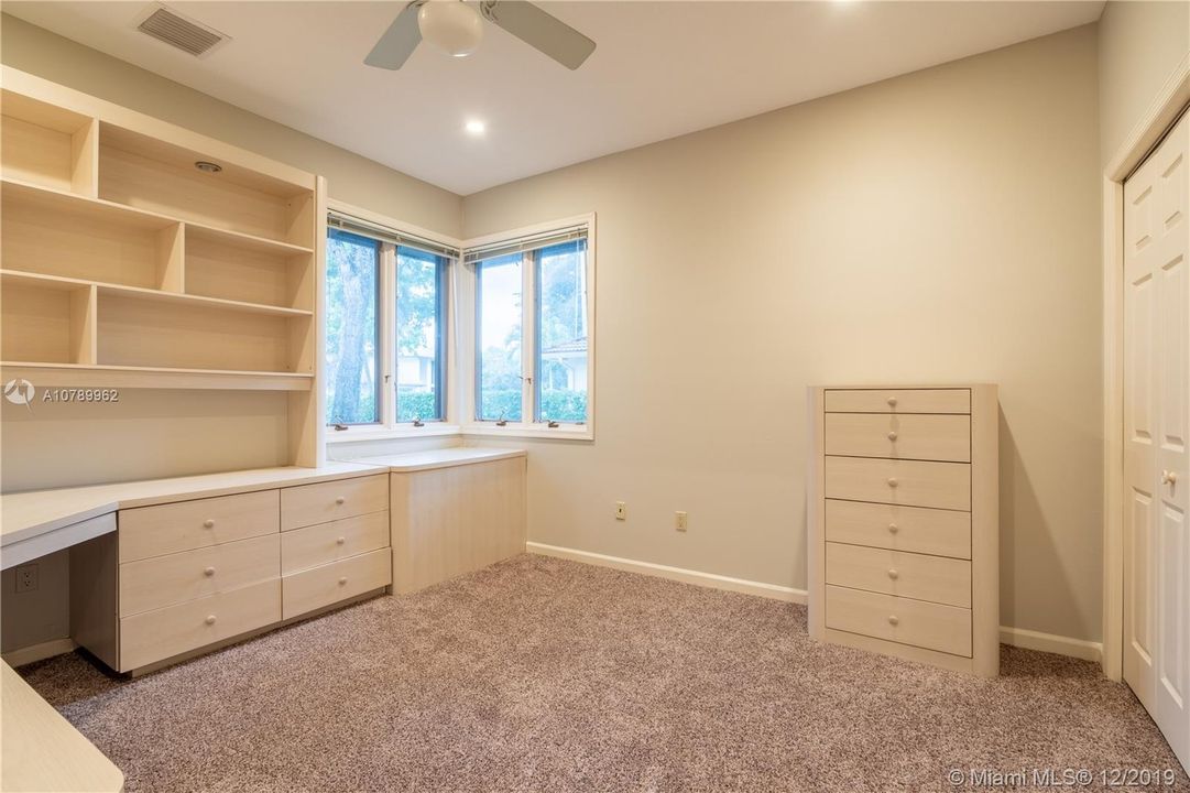 Vendido Recientemente: $689,900 (4 camas, 4 baños, 2989 Pies cuadrados)