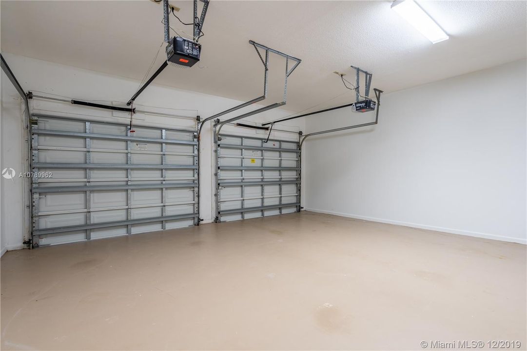 Vendido Recientemente: $689,900 (4 camas, 4 baños, 2989 Pies cuadrados)