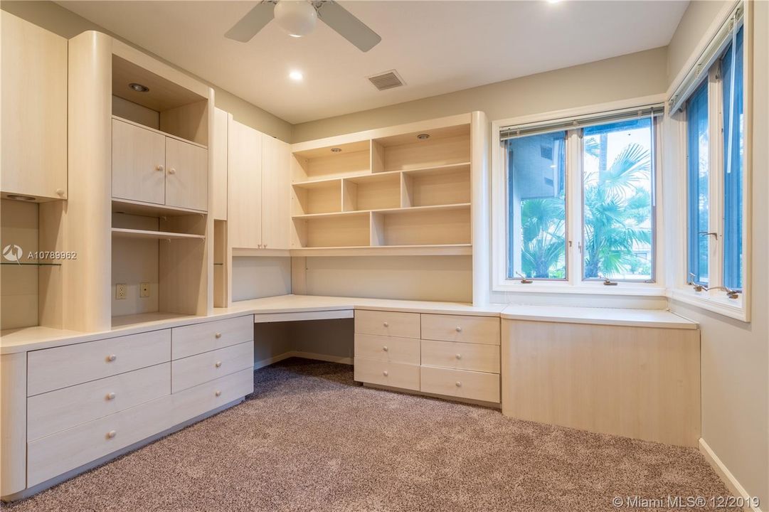 Vendido Recientemente: $689,900 (4 camas, 4 baños, 2989 Pies cuadrados)