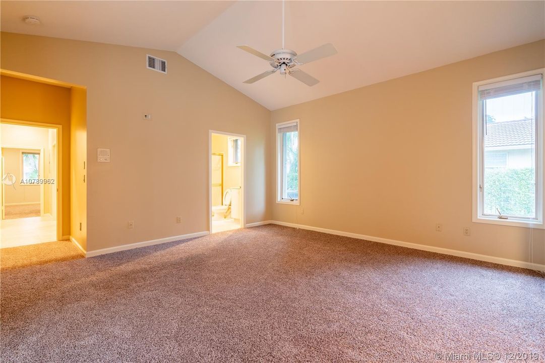 Vendido Recientemente: $689,900 (4 camas, 4 baños, 2989 Pies cuadrados)