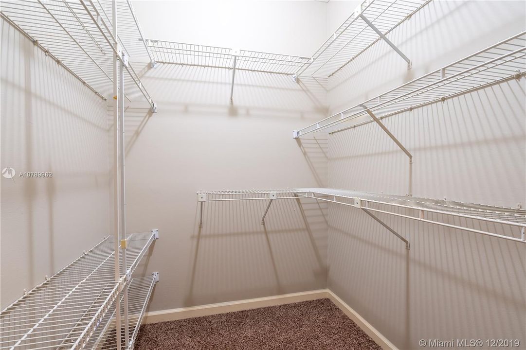 Vendido Recientemente: $689,900 (4 camas, 4 baños, 2989 Pies cuadrados)