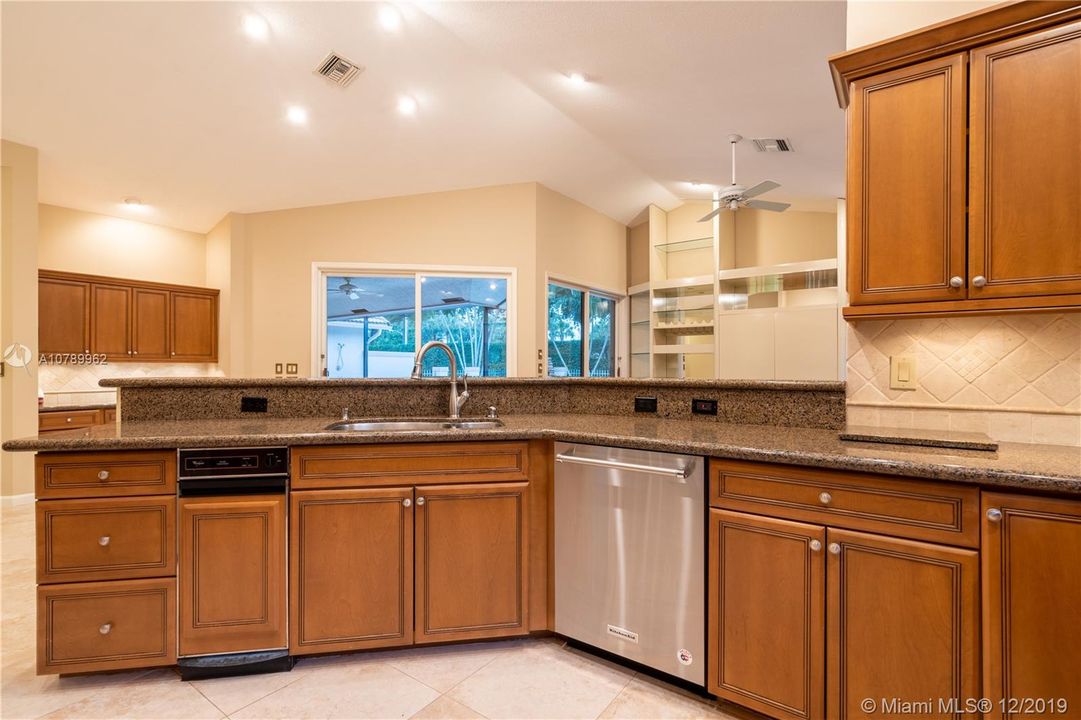 Vendido Recientemente: $689,900 (4 camas, 4 baños, 2989 Pies cuadrados)