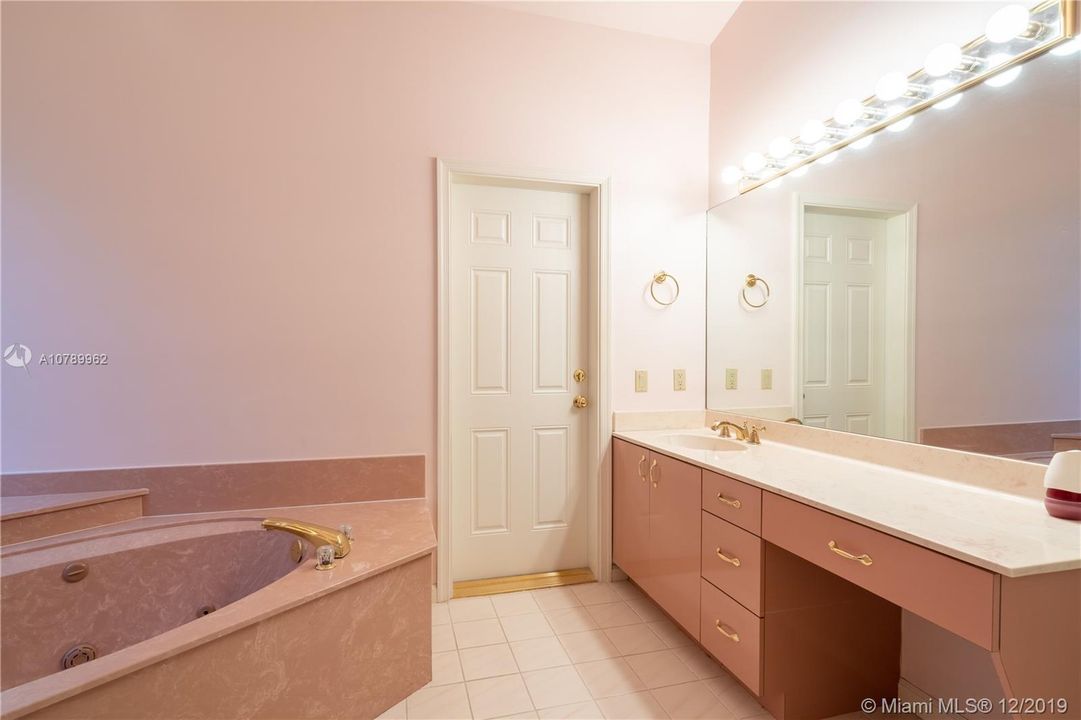 Vendido Recientemente: $689,900 (4 camas, 4 baños, 2989 Pies cuadrados)