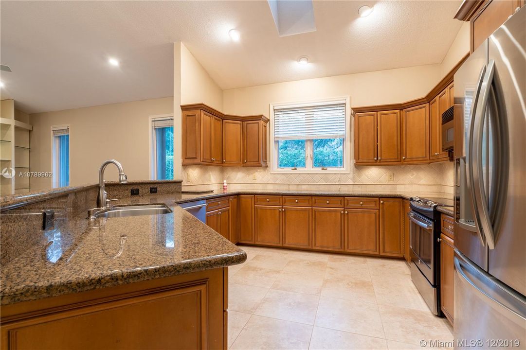 Vendido Recientemente: $689,900 (4 camas, 4 baños, 2989 Pies cuadrados)
