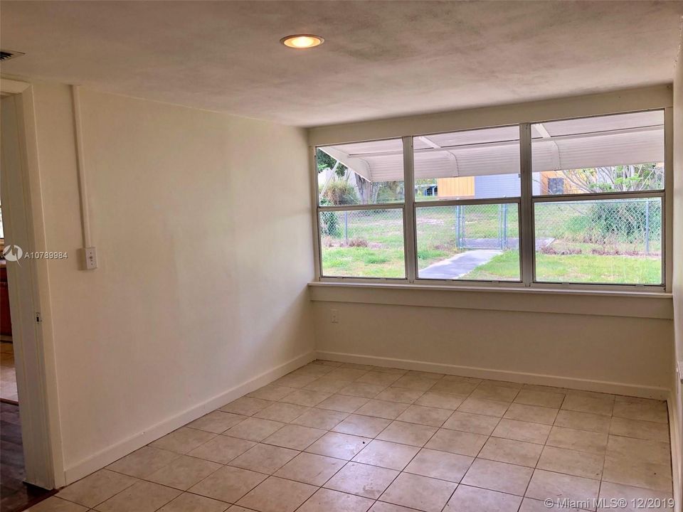 Recently Rented: $1,150 (2 beds, 1 baths, 706 Square Feet)