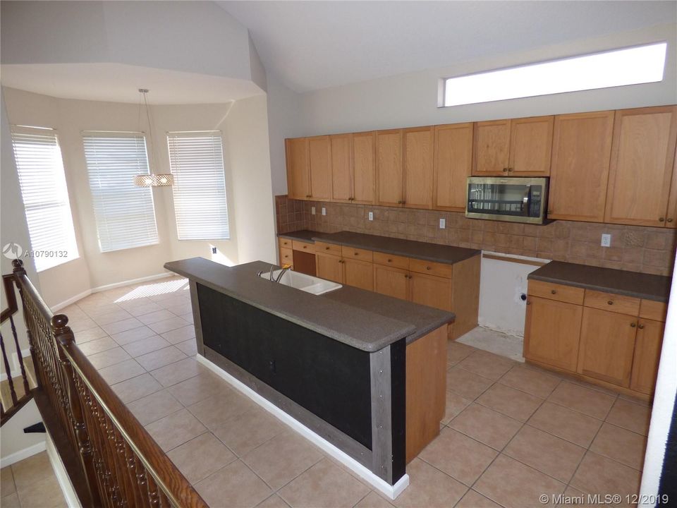 Vendido Recientemente: $309,900 (3 camas, 3 baños, 2873 Pies cuadrados)
