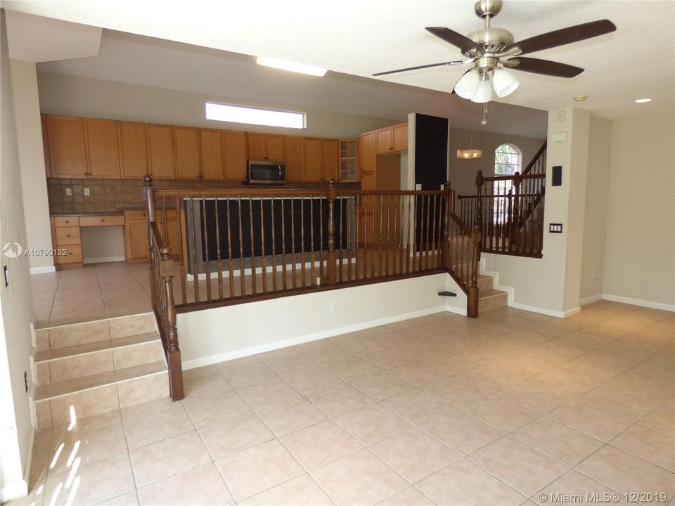 Vendido Recientemente: $309,900 (3 camas, 3 baños, 2873 Pies cuadrados)