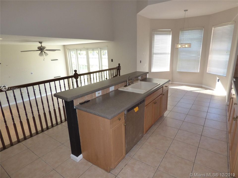 Vendido Recientemente: $309,900 (3 camas, 3 baños, 2873 Pies cuadrados)