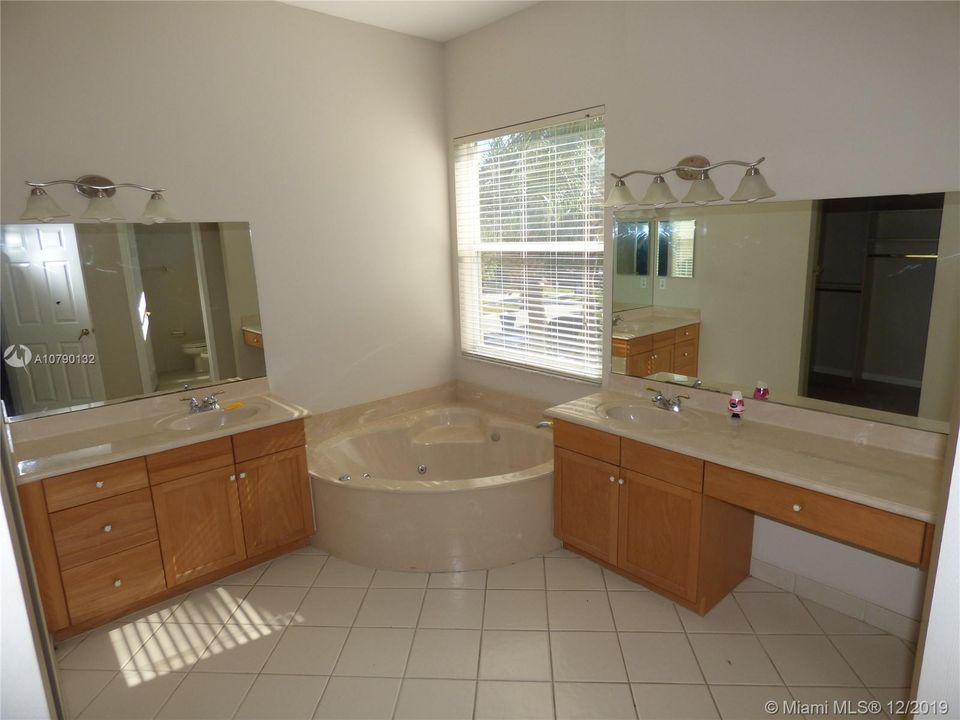Vendido Recientemente: $309,900 (3 camas, 3 baños, 2873 Pies cuadrados)