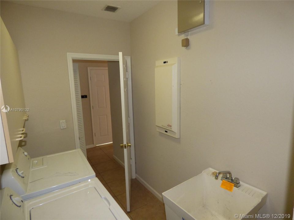 Vendido Recientemente: $309,900 (3 camas, 3 baños, 2873 Pies cuadrados)