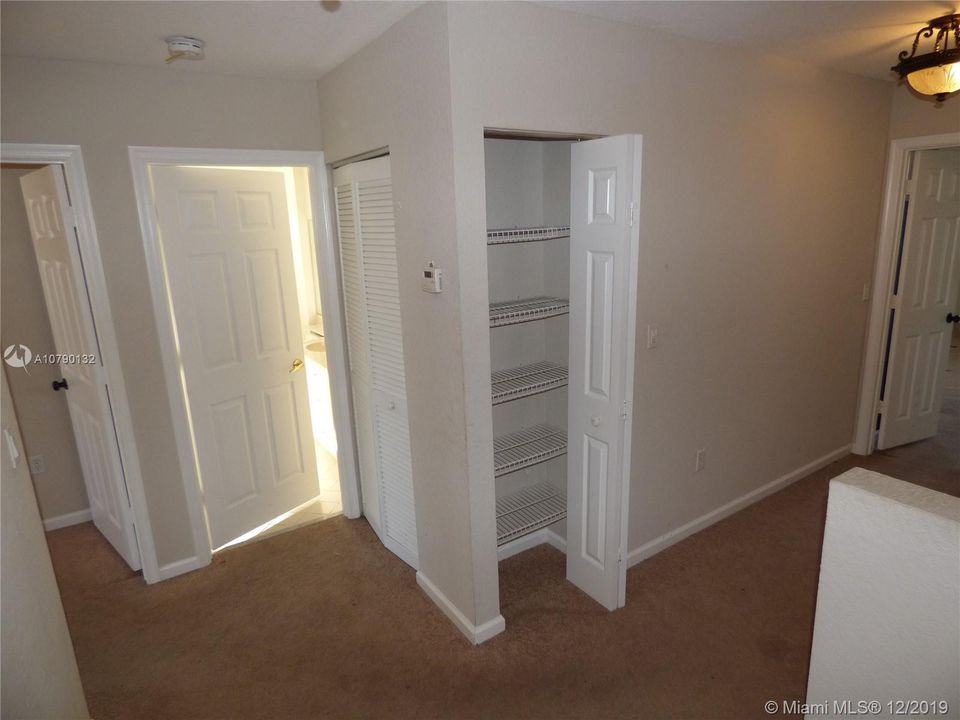 Vendido Recientemente: $309,900 (3 camas, 3 baños, 2873 Pies cuadrados)